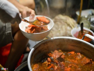 Gánh phở bò sốt vang 30 năm chỉ bán từ 3h sáng